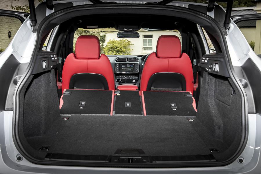 Багажник Jaguar F-Pace S 30d AWD 2016 года  (UK) (фото 19 из 30)